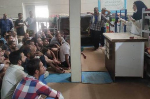 حضور دانشجویان رشته بهداشت عمومی جهت انجام تست اچ آی وی در کمپ ترک اعتیاد
