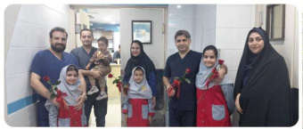 حضور دانش‌آموزان و مسئولان مدرسه نیلوفران در جمع پرستاران با هدف قدردانی از خدمات آنان