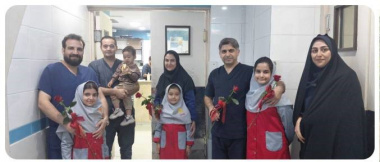 حضور دانش‌آموزان و مسئولان مدرسه نیلوفران در جمع پرستاران با هدف قدردانی از خدمات آنان